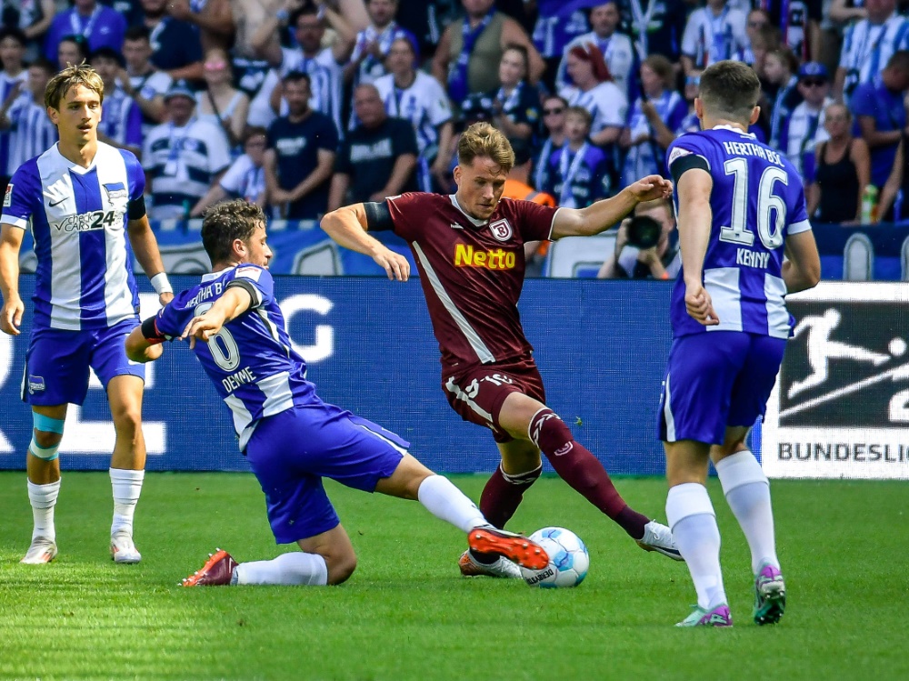 Umkämpft: Hertha - Regensburg (Foto: IMAGO/Lakomski/IMAGO/Lakomski/SID/IMAGO/Daniel Lakomski/Jan Huebner)