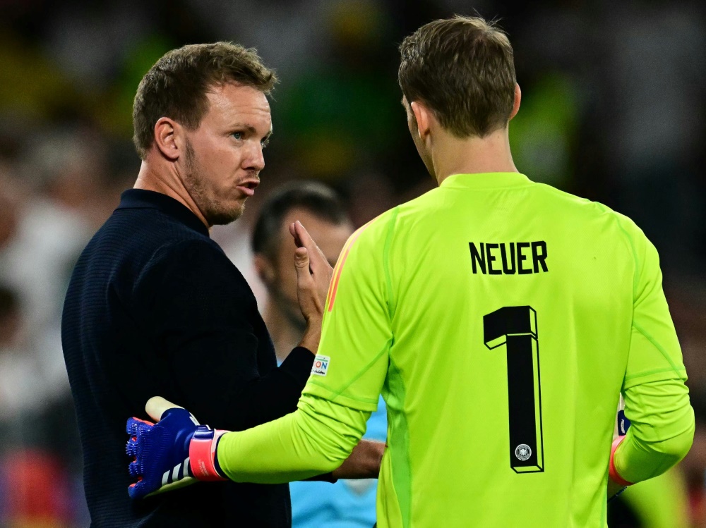 Nagelsmann (l.) würdigt Neuers herausragende Leistungen (Foto: AFP/SID/Tobias SCHWARZ)