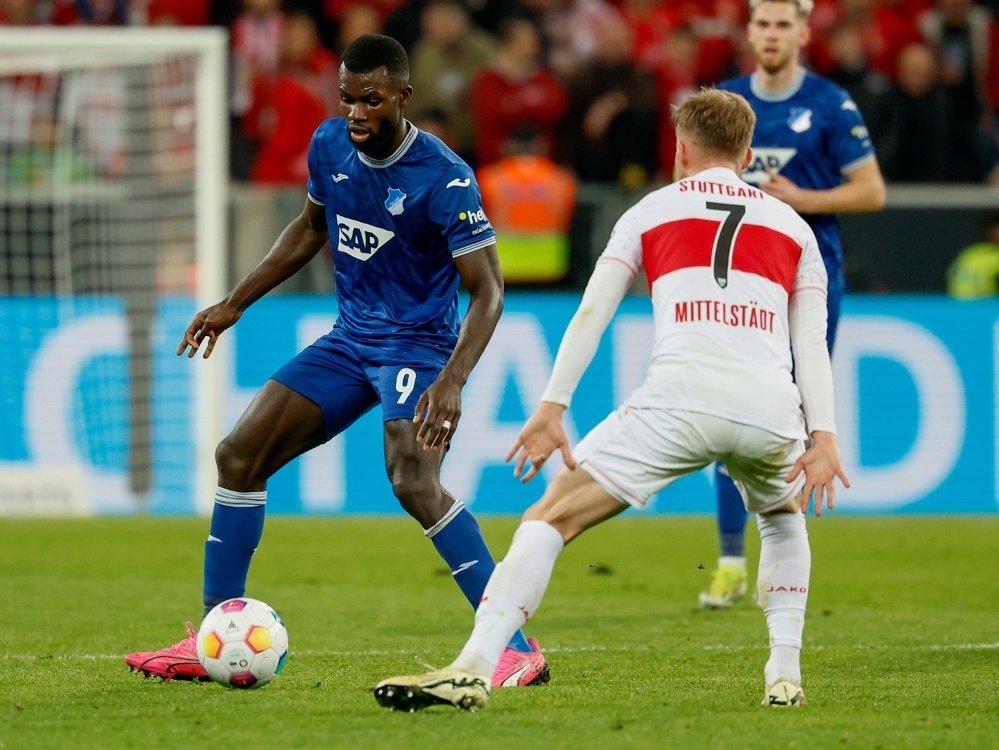 Ihlas Bebou (l.) im Duell mit Maximilian Mittelstädt (Foto: Firo sportphoto/Firo sportphoto/SID/Heiko Becker)