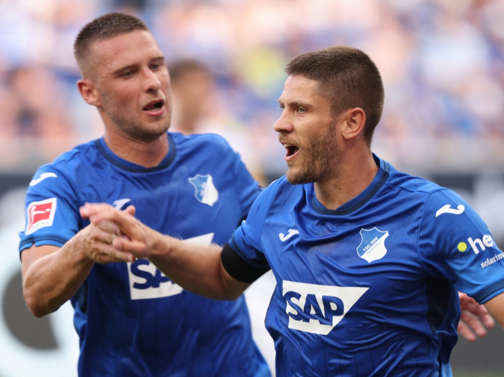 Andrej Kramaric (r) bejubelt sein zweites Tor (Foto: AFP/SID/DANIEL ROLAND)