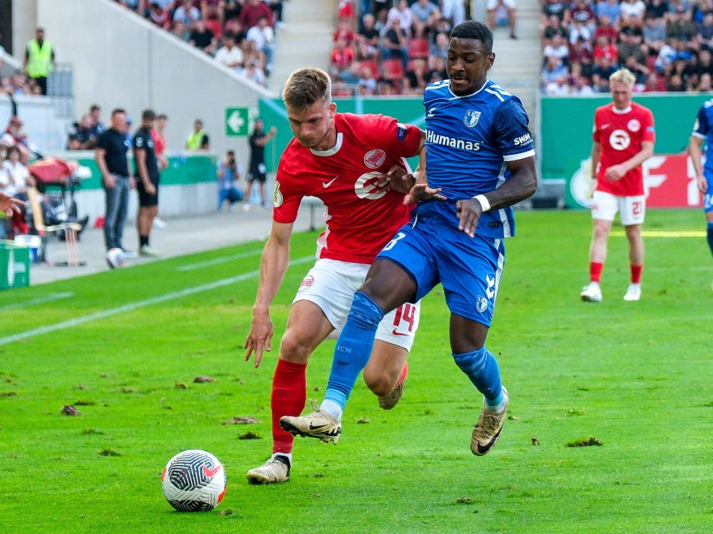 Zweikampf im Spiel Offenbach gegen Magdeburg (Foto: www.imago-images.de/www.imago-images.de/SID/IMAGO/Eibner-Pressefoto/Florian Wiegan)