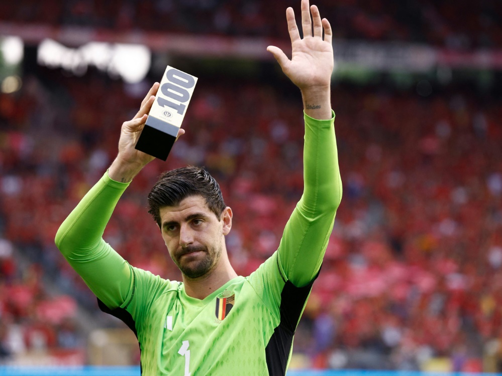 Courtois bei der Ehrung für sein 100. Länderspiel (Foto: AFP/SID/KENZO TRIBOUILLARD)