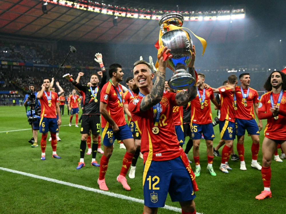 Alejandro Grimaldo mit dem EM-Pokal (Foto: AFP/SID/INA FASSBENDER)