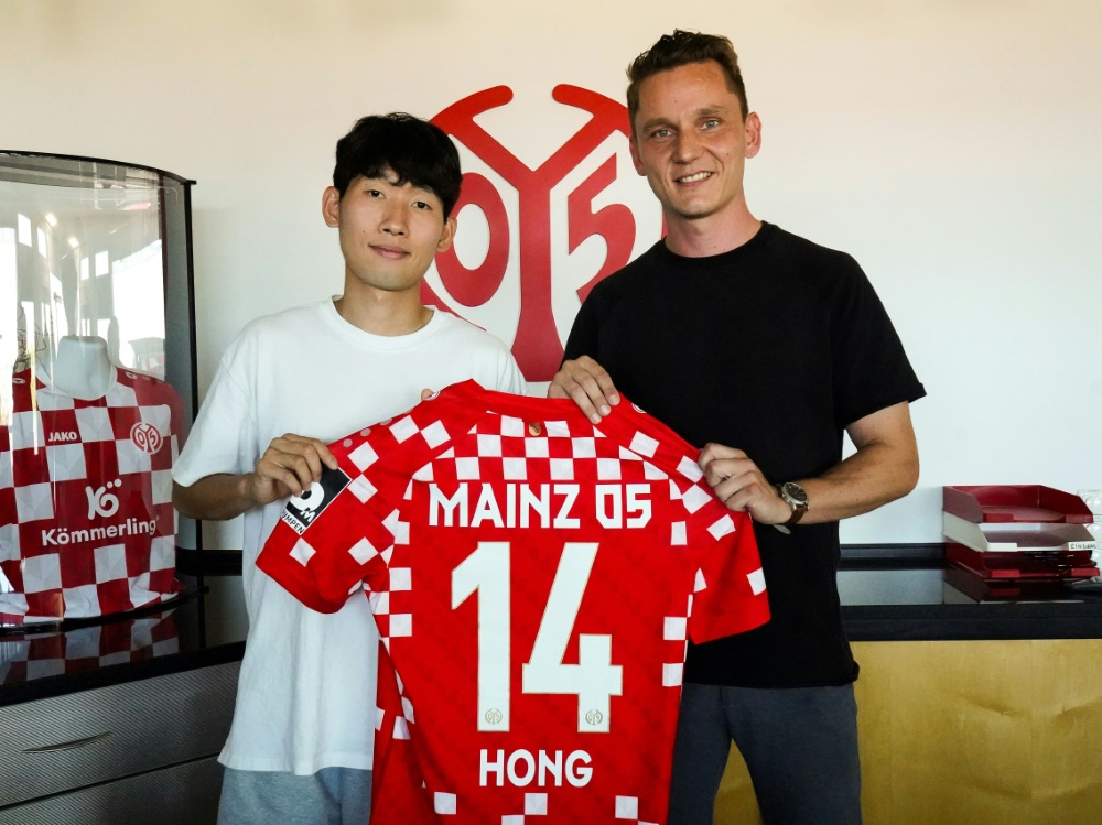 Hyunseok Hong und 05-Sportdirektor Niko Bungert (Foto: Mainz 05/Mainz 05/SID)