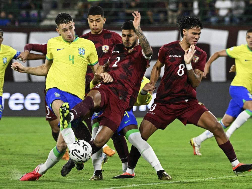 Arthur Chaves (l.) im Einsatz für Brasiliens U23 (Foto: AFP/SID/FEDERICO PARRA)