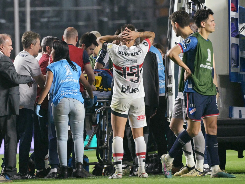 Juan Izquierdo brach auf dem Spielfeld zusammen (Foto: AFP/SID/NELSON ALMEIDA)