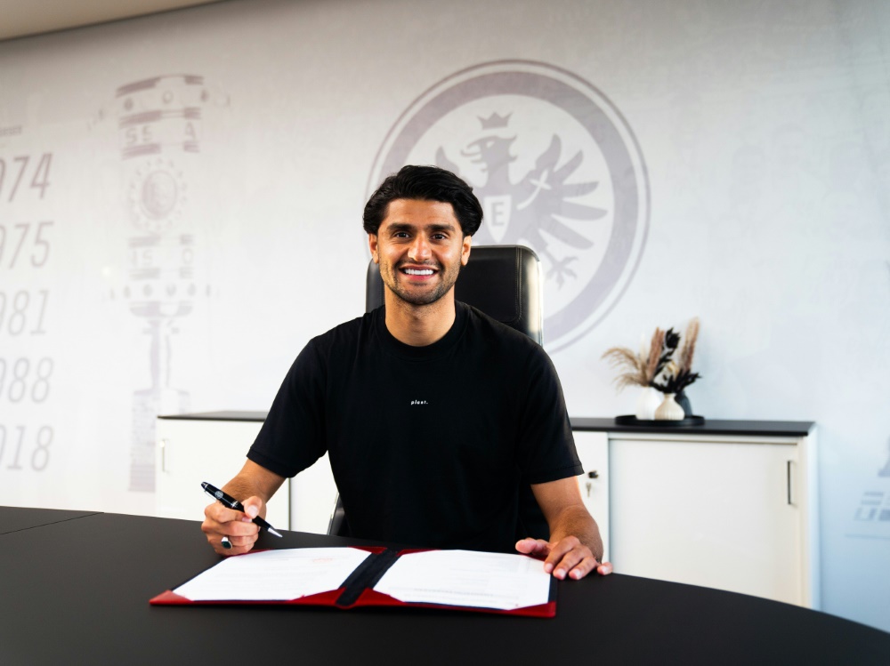 Mo Dahoud unterschreibt in Frankfurt (Foto: Eintracht Frankfurt/Eintracht Frankfurt/SID)