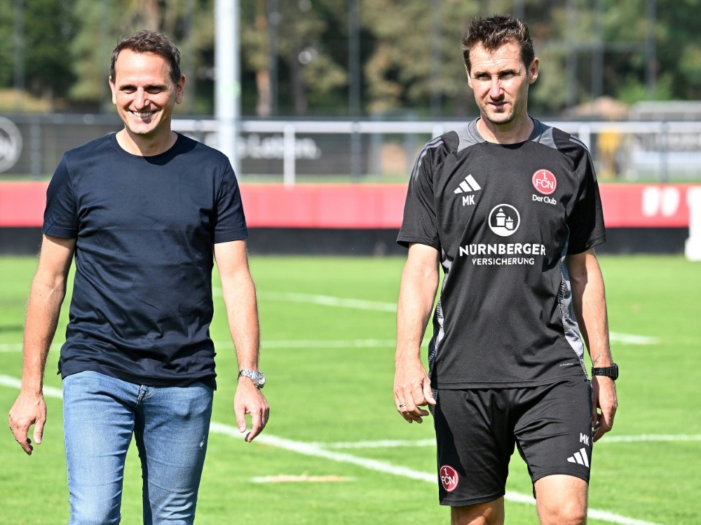 Vorstand Chatzialexiou (l.) mit Trainer Klose (Foto: IMAGO/Zink/IMAGO/Zink/SID/IMAGO/Sportfoto Zink / Wolfgang Zink)