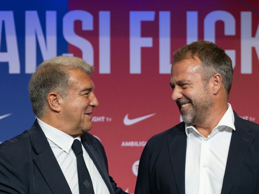 Joan Laporta (l.) mit Hansi Flick (Foto: AFP/SID/JOSEP LAGO)