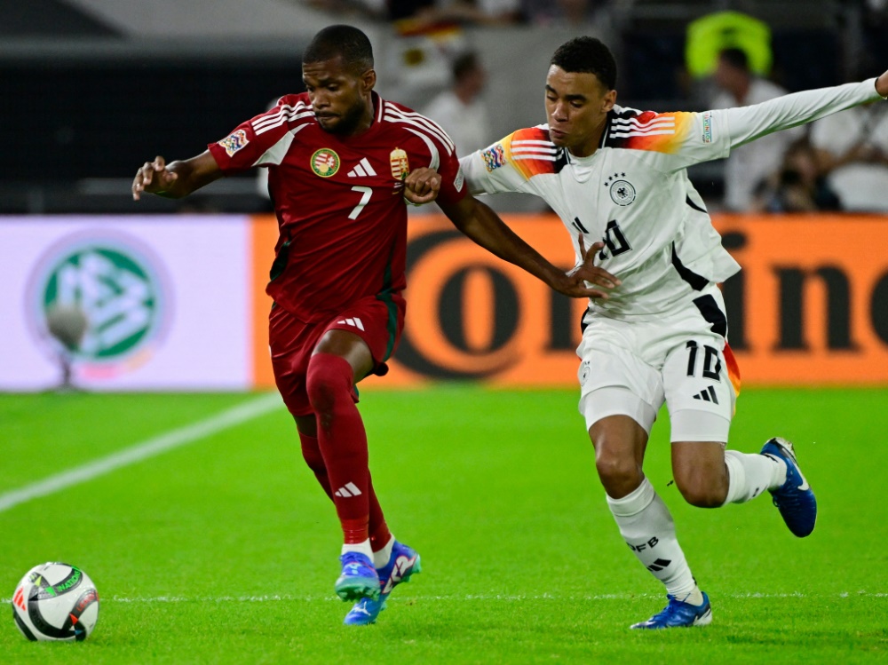 Jamal Musiala (r.) im Duell mit Loic Nego (Foto: AFP/SID/JOHN MACDOUGALL)