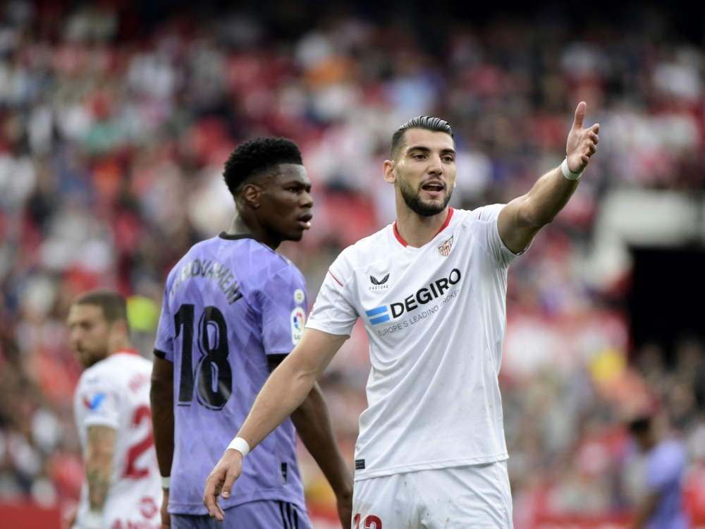 Mir (rechts) im Sevilla-Trikot 2023 (Foto: AFP/SID/CRISTINA QUICLER)