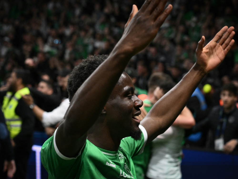 Mbuku im Trikot von Saint-Etienne (Foto: AFP/SID/JEAN-PHILIPPE KSIAZEK)