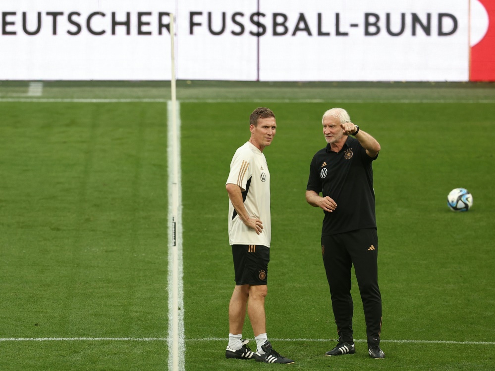 Hannes Wolf (l.) mit Rudi Völler (Foto: AFP/SID/FRANCK FIFE)