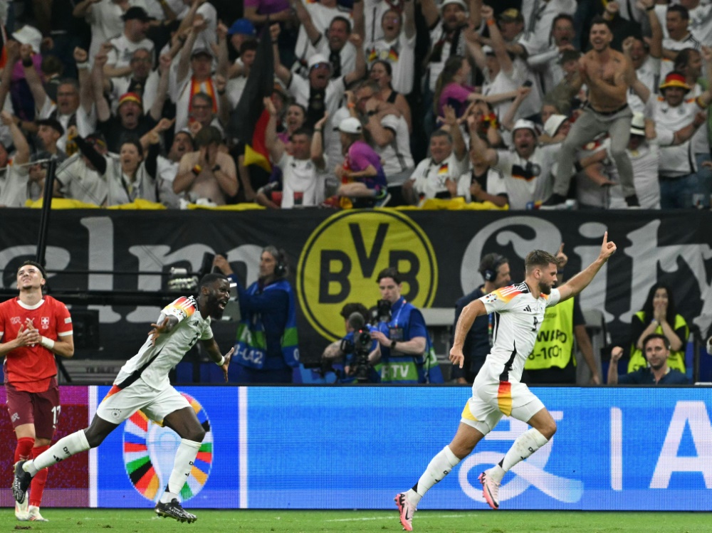 Füllkrug (r.) will auch künftig mit den Fans jubeln (Foto: AFP/SID/THOMAS KIENZLE)