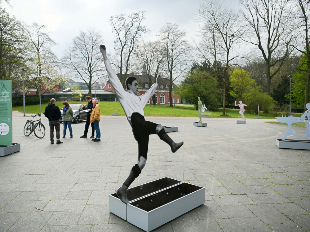 Foto-Skulptur von Julius Hirsch (Foto: IMAGO/IMAGO/SID/IMAGO/OliverxMueller)