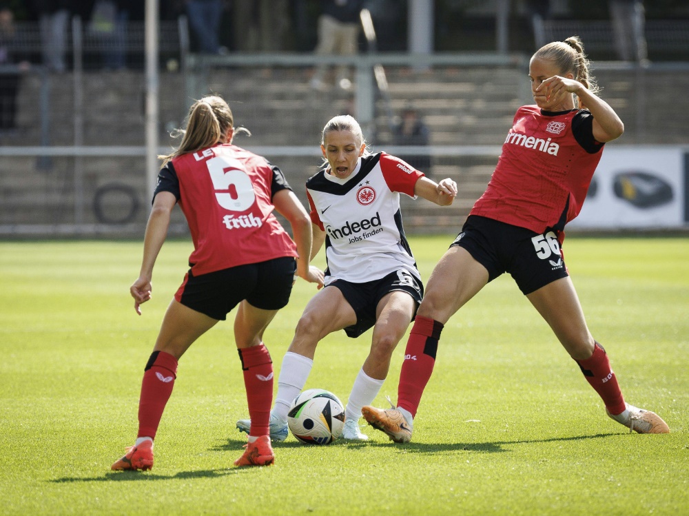 Senß (Mitte) spielt seit dieser Saison für die SGE (Foto: IMAGO/Beautiful Sports/IMAGO/Beautiful Sports/SID/IMAGO/BEAUTIFUL SPORTS/Axel Kohring)