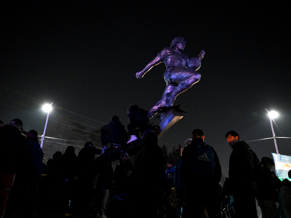 Eine Statue von Diego Maradona in Buenos Aires (Foto: AFP/SID/Luis ROBAYO)