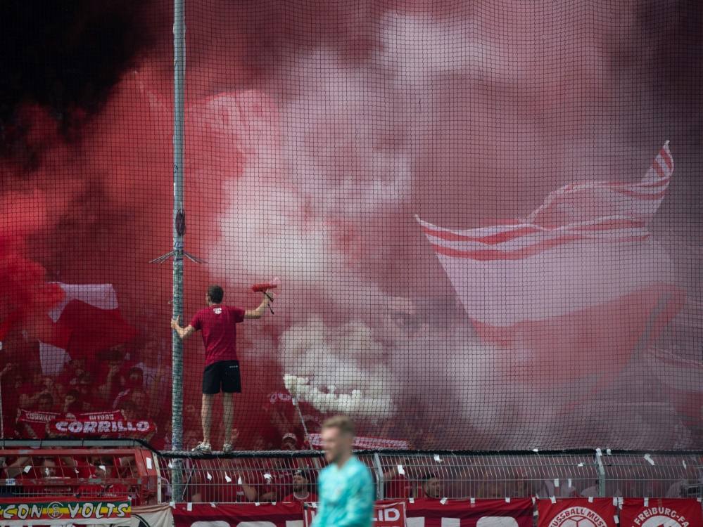 Freiburger Fans in Osnabrück (Foto: IMAGO/Sven Simon/IMAGO/Sven Simon/SID/IMAGO/Malte Ossowski/SVEN SIMON)