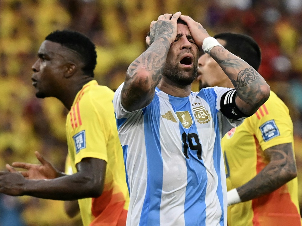 Argentinien ist trotz der Pleite weiter Tabellenführer (Foto: AFP/SID/RAUL ARBOLEDA)