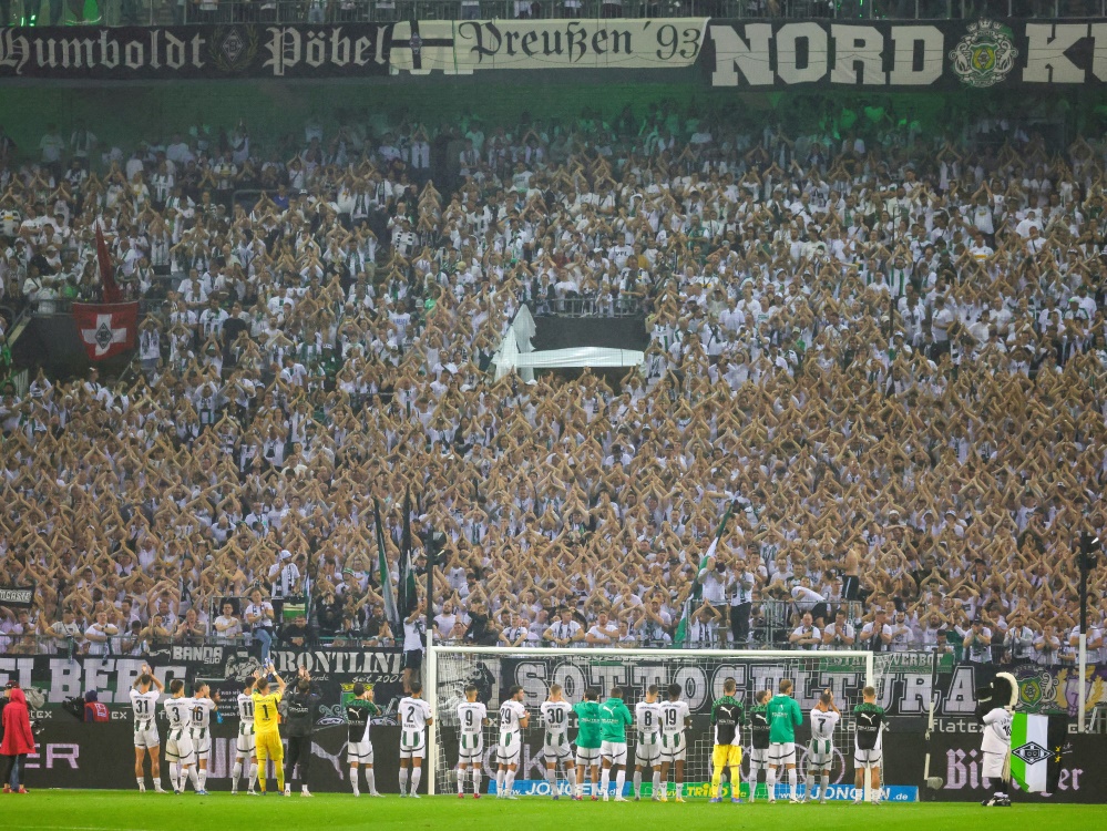 Das Team von Borussia Mönchengladbach bei seinen Fans (Foto: FIRO/FIRO/SID)