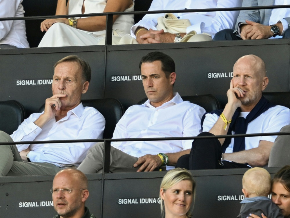 Lars Ricken (Mitte) steht bei beim BVB in der Verantwortung (Foto: AFP/SID/Ina FASSBENDER)