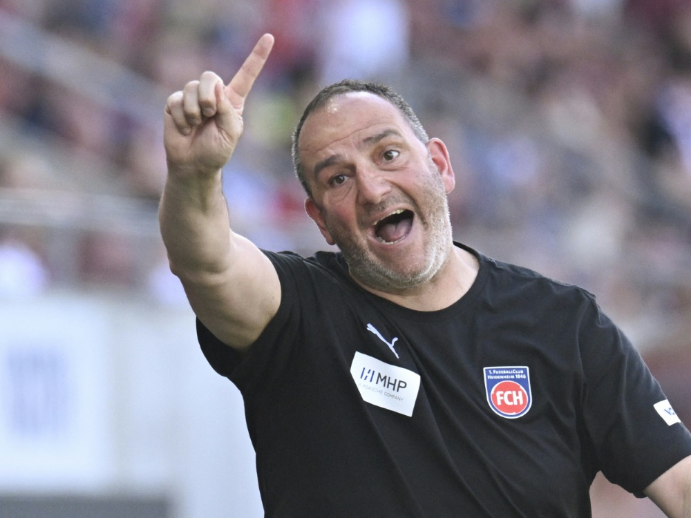 Frank Schmidt freut sich auf Dortmund (Foto: AFP/SID/THOMAS KIENZLE)