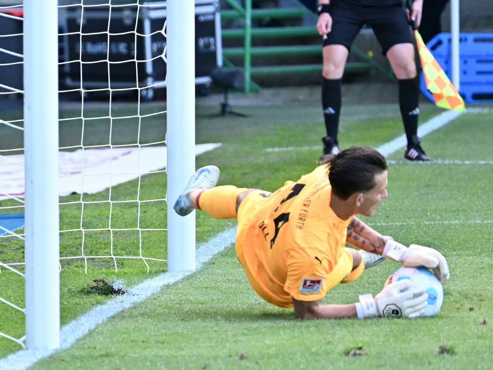 Fürths Nahuel Noll hält Foulelfmeter gegen Elversberg (Foto: www.imago-images.de/www.imago-images.de/SID/IMAGO/Sportfoto Zink / Wolfgang Zink)