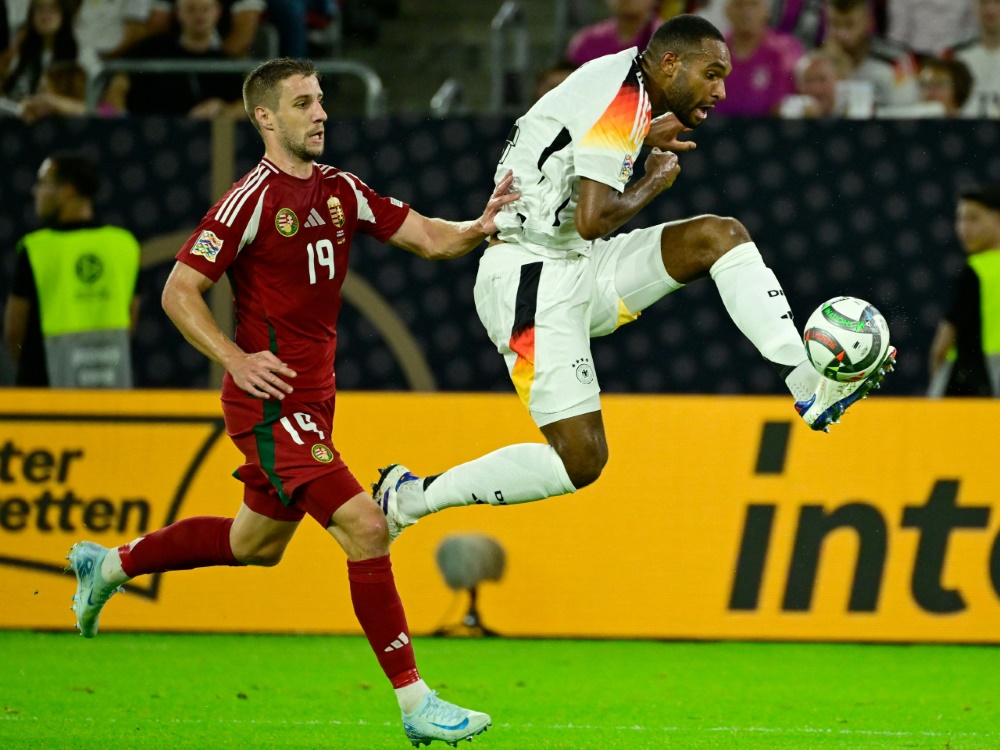 Jonathan Tah (r.) in Aktion (Foto: AFP/SID/JOHN MACDOUGALL)