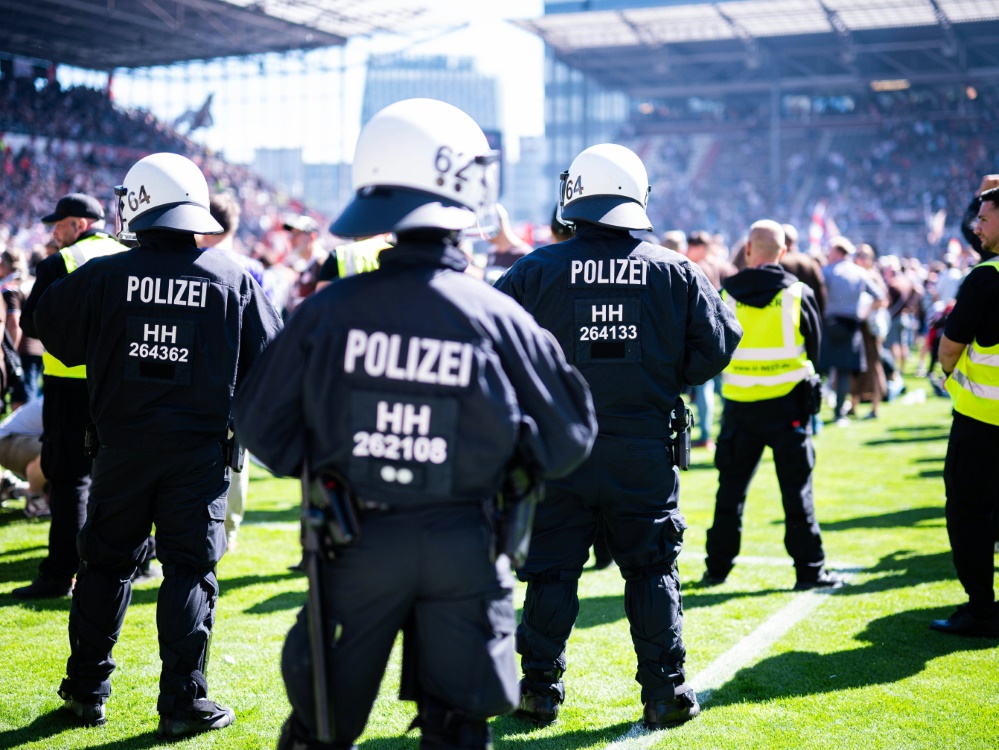 Polizisten beim Einsatz im Stadion (Foto: Imago/Wedel/Imago/Wedel/SID/IMAGO/Noah Wedel)