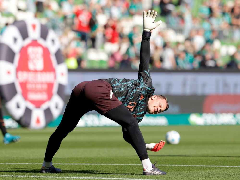 Manuel Neuer machte sich noch warm - spielte dann aber nicht (Foto: AFP/SID/AXEL HEIMKEN)