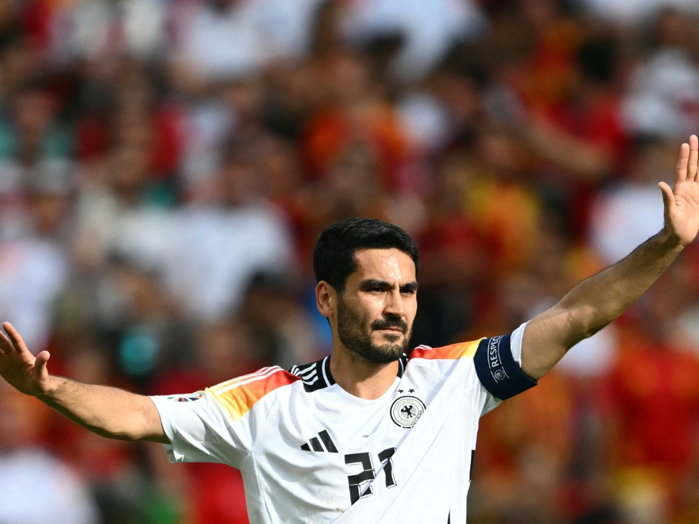 Ilkay Gündogan dirigiert auf dem Feld (Foto: AFP/SID/FABRICE COFFRINI)