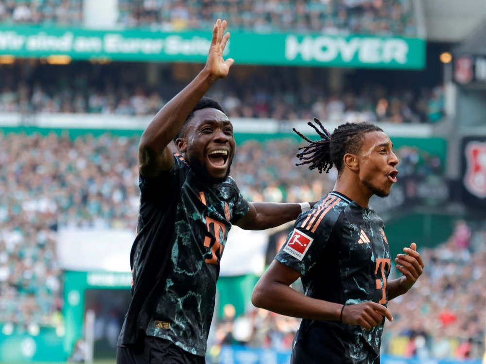 Michael Olise (r) jubelt über einen Treffer in Bremen (Foto: AFP/SID/AXEL HEIMKEN)