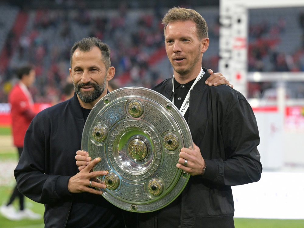 Julian Nagelsmann (r.) und Hasan Salihamidzic 2022 (Foto: AFP/SID/KERSTIN JOENSSON)