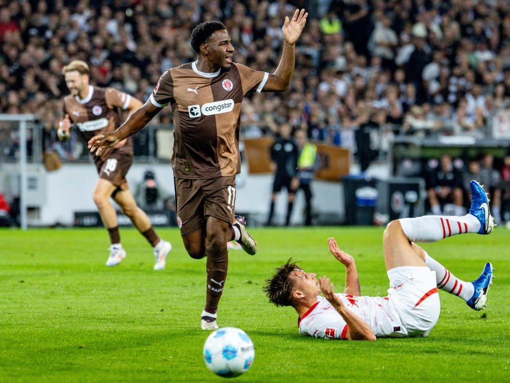 Viel Kampf am Millerntor: St. Paulis Oladapo (Foto: AFP/AFP/Axel Heimken)