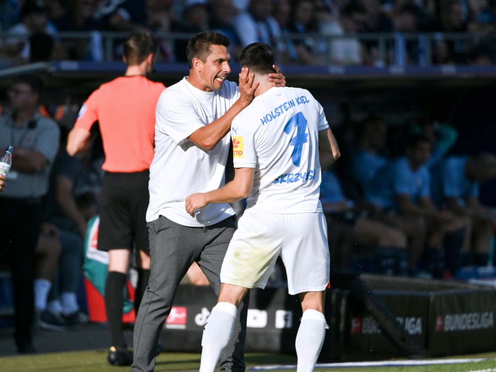 Trainer Marcel Rapp jubelt mit Steven Skrzybski (Foto: IMAGO/Maik Hölter/IMAGO/Maik Hölter/SID/IMAGO/Maik Hölter/TEAM2sportphoto)