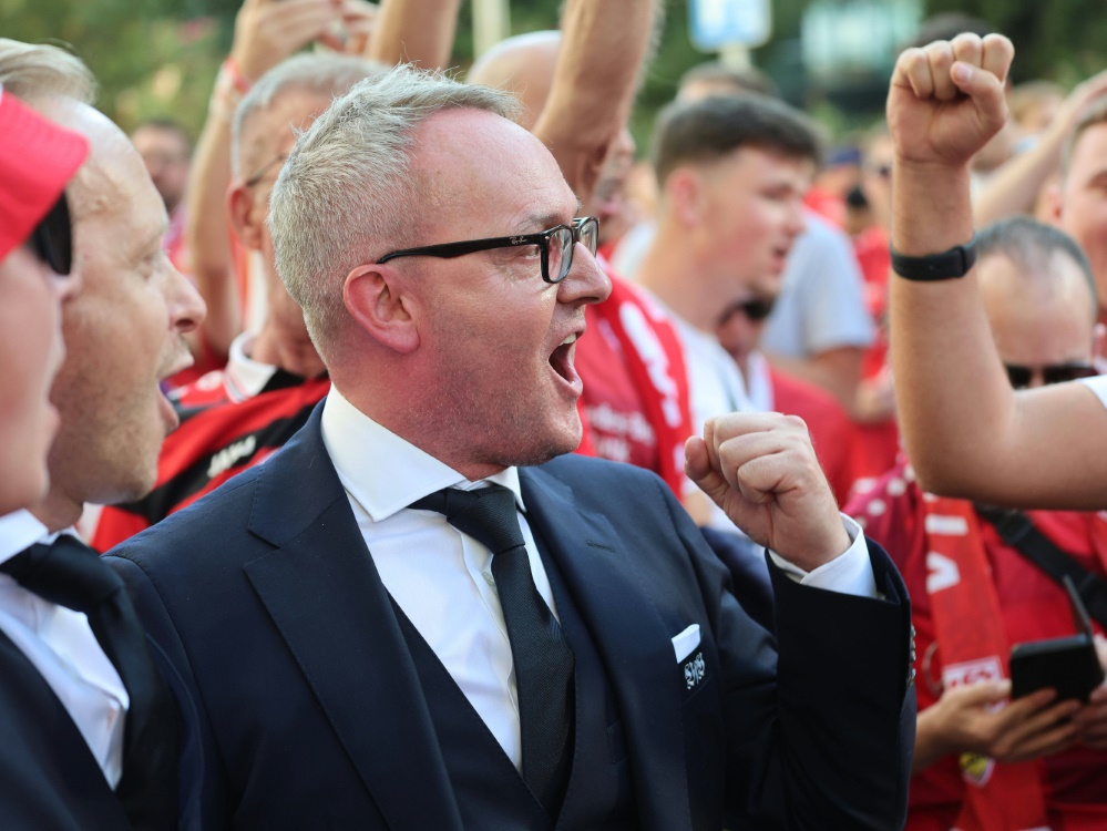 VfB-Boss Alexander Wehrle auf dem Fanfest in Madrid (Foto: www.imago-images.de/www.imago-images.de/SID/IMAGO/Eibner-Pressefoto/joerg Nieberga)