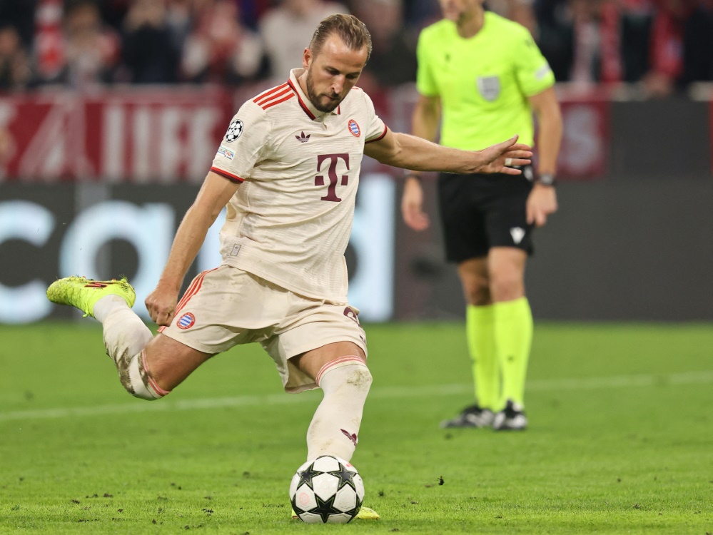 Harry Kane bei einem seiner drei Elfmeter gegen Zagreb (Foto: AFP/SID/ALEXANDRA BEIER)