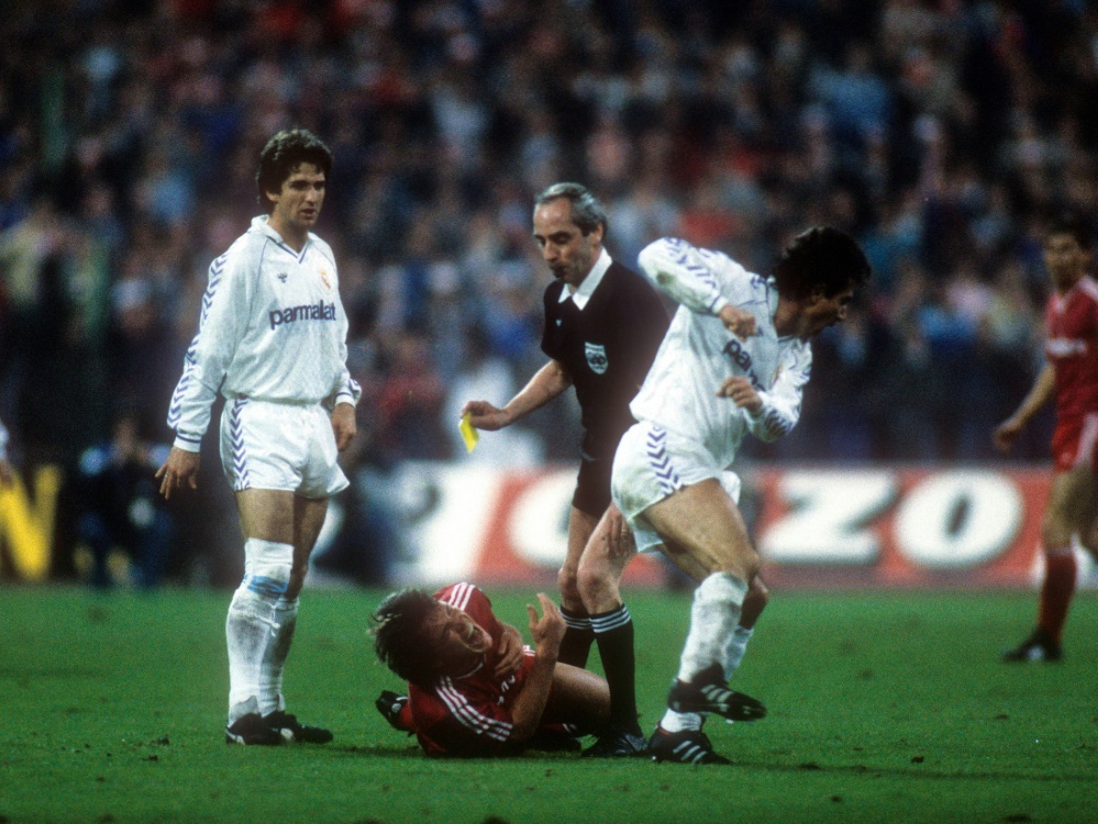 Eher unfreundlich: Juanito tritt 1987 auf Matthäus (Foto: IMAGO/Pressefoto Baumann/IMAGO/Pressefoto Baumann/SID/imago sportfotodienst)