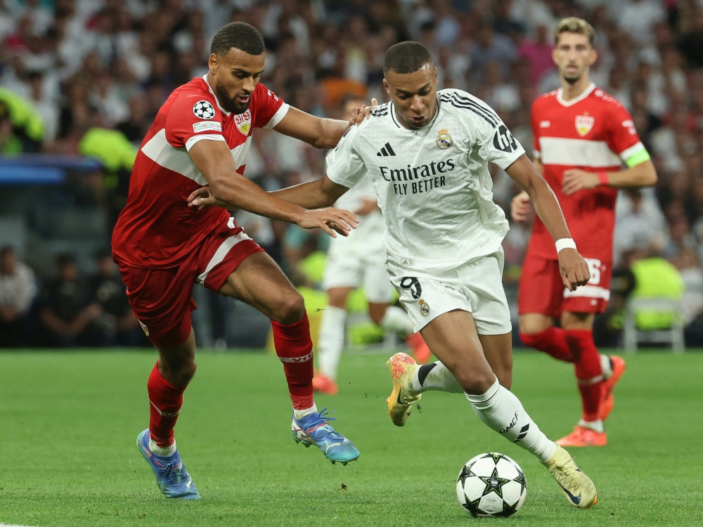 VfB-Profi Josha Vagnoman (l.) im Duell mit Kylian Mbappe (Foto: AFP/SID/PIERRE-PHILIPPE MARCOU)