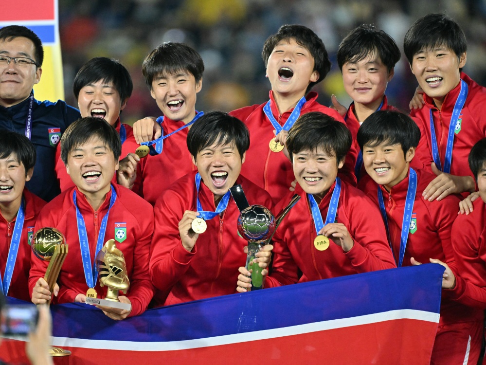 In Feierlaune: Nordkoreas U20-Weltmeisterinnen (Foto: AFP/SID/LUIS ACOSTA)