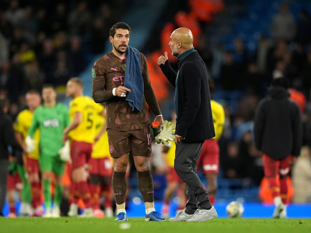 Stefan Orgeta im Gespräch mit Pep Guardiola (Foto: IMAGO/Martin Rickett/IMAGO/Martin Rickett/SID/IMAGO/Martin Rickett)