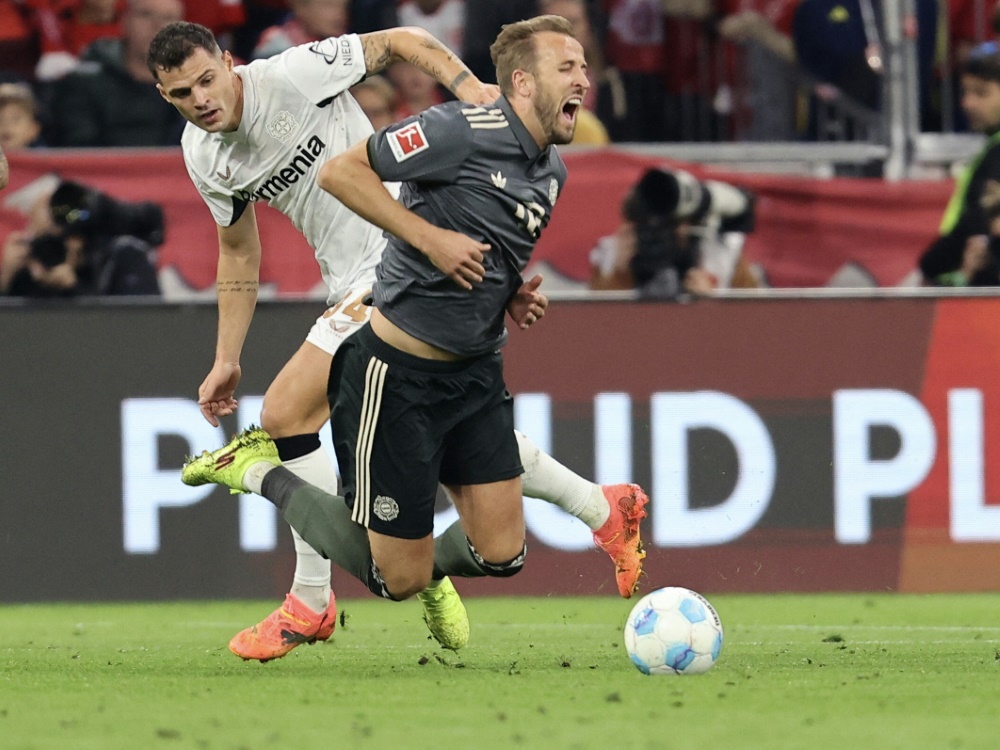 Harry Kane im Duell mit Granit Xhaka (Foto: AFP/SID/ALEXANDRA BEIER)