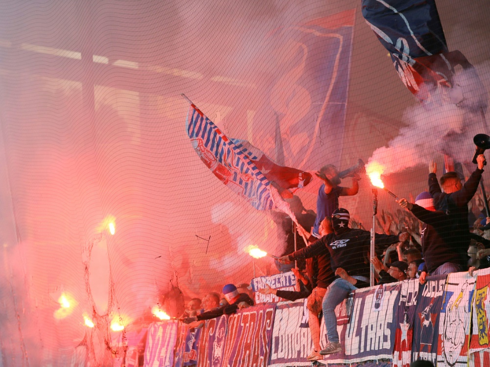 Gewohntes Bild: Pyrotechnik in den Stadien (Foto: IMAGO/Claus Bergmann/IMAGO/Claus Bergmann/SID/IMAGO/CB)