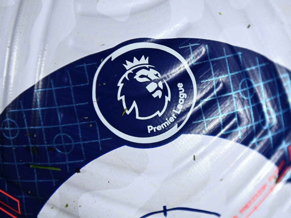 Fußball mit Premier-League-Logo (Foto: AFP/POOL/SID/ANDY RAIN)