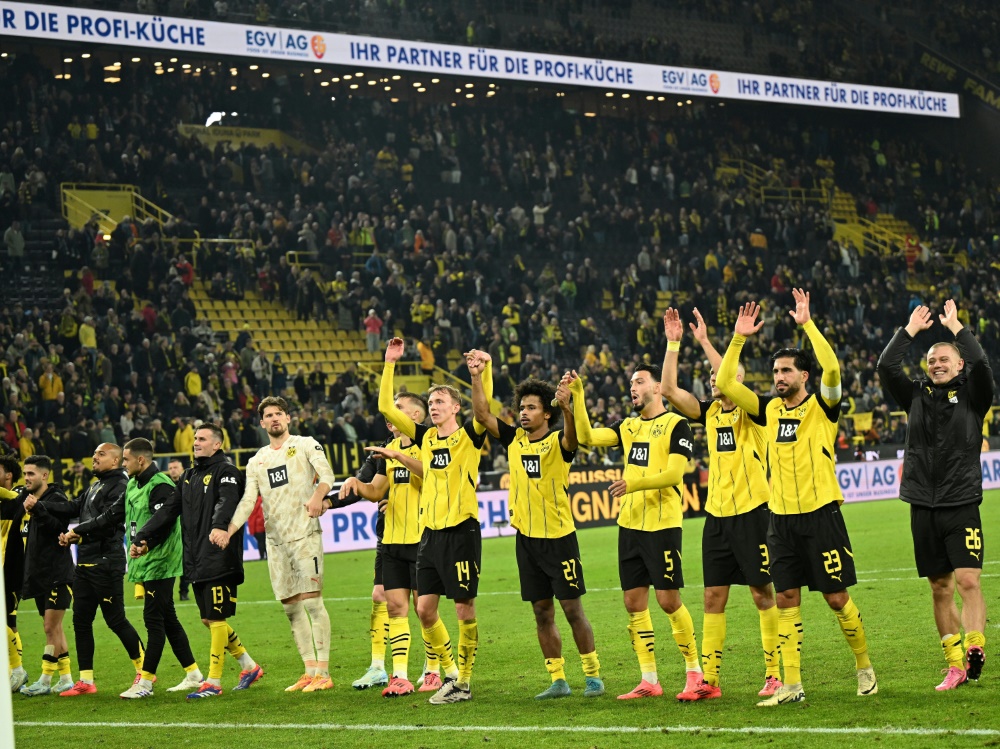 Jubel vor der Kurve: Dortmund schlägt Bochum (Foto: AFP/SID/INA FASSBENDER)