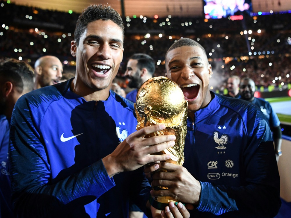 2018: Raphael Varane (l.) feiert mit Mbappe (Foto: AFP/SID/FRANCK FIFE)