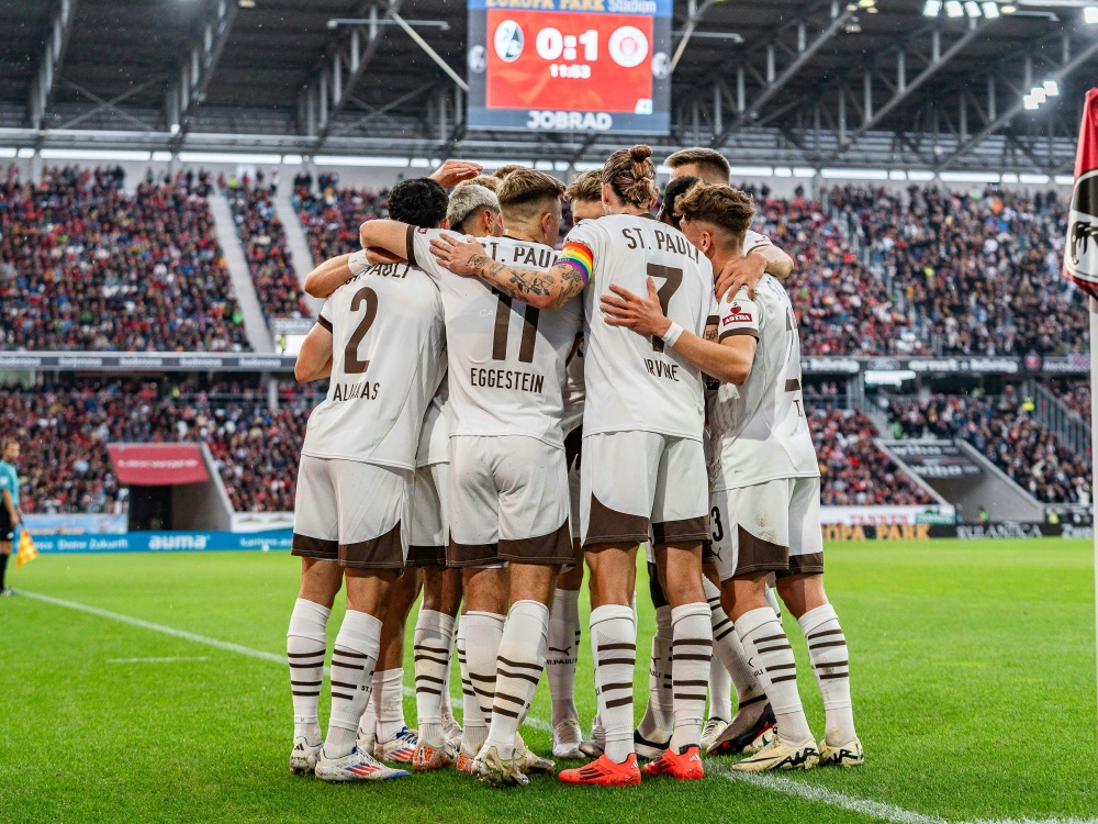 Pauli-Profis bejubeln Führung in Freiburg (Foto: www.imago-images.de/www.imago-images.de/SID/IMAGO/Bahho Kara)