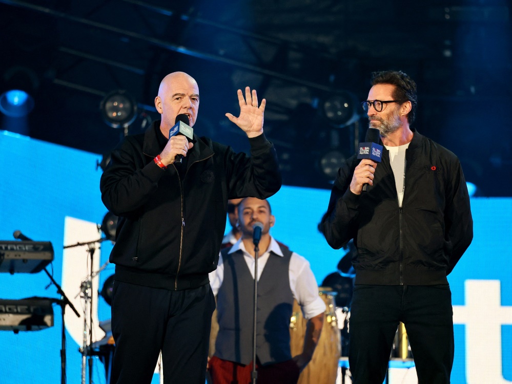 Infantino (l.) bei der Bekanntgabe (Foto: AFP/GETTY IMAGES/SID/THEO WARGO)