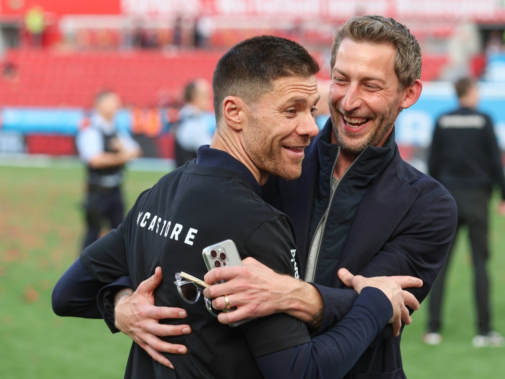 Kießling (r.) mit Bayer-Trainer Xabi Alonso (Foto: IMAGO/osnapix/IMAGO/osnapix/SID/IMAGO/osnapix / Hirnschal)