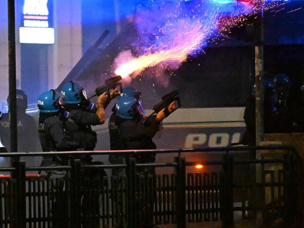 Beim Derby in Genua kam es zu Ausschreitungen (Foto: IMAGO / ZUMA Press/IMAGO / ZUMA Press/SID/IMAGO/Luca Zennaro)